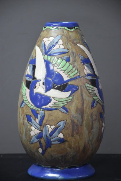 null Vase Boch Kéramis en grès à décor émaillé d'oiseaux. Ht : 29 cm.
