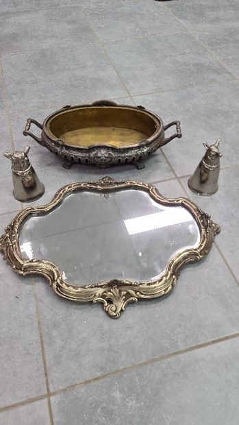 null Lot argenté comprenant : un élégant plat en bronze argenté de style Louis XV...