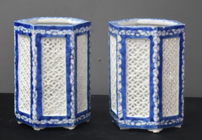 null Paire de vases hexagonaux en porcelaine de Chine XIXème. 17 cm. (6.69 in.)