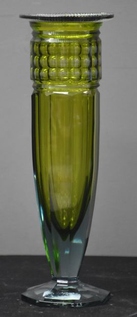 null Vase en cristal taillé du Val Saint Lambert, modèle Fragnée bleu Pompeï doublé...