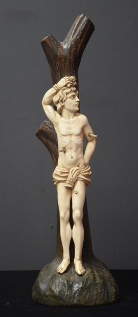 null Saint Sébastien. Sculpture en bois et ivoire XIX ème siècle. Ht : 41 cm.
