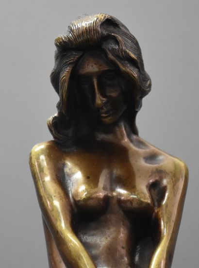 null Bronze vers 1920, nu féminin sur socle rond en marbre. Ht totale : 34 cm. Ht...