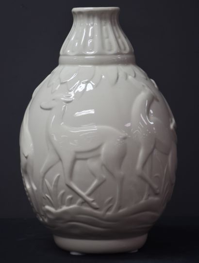 null Boch Kéramis. Rare vase monochrome blanc à décor d'oiseaux en relief. Ht : 31...