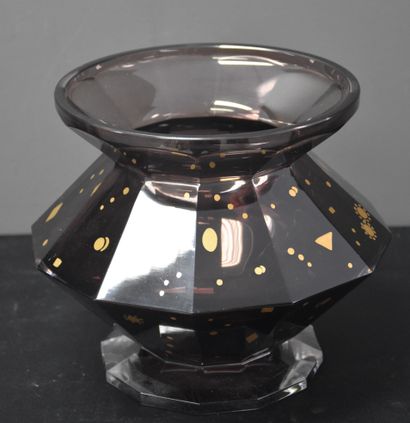null Vase en cristal taillé du Val Saint Lambert de couleur manganèse à décor doré....