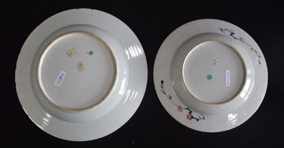 null Un petit plat en porcelaine de Chine de la compagnie des Indes à décor d' échassiers...