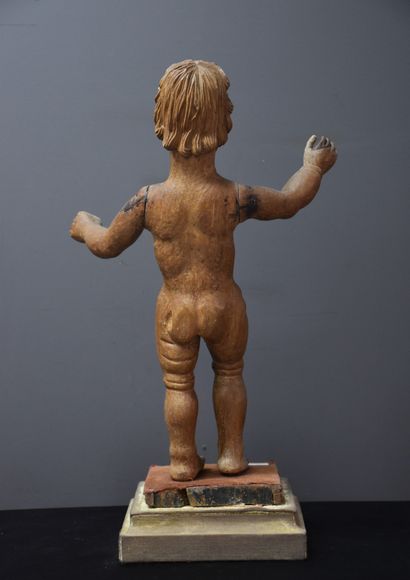 null Enfant Jésus en chêne sculpté vers 1700. Hauteur sujet : 46 cm hors socle.