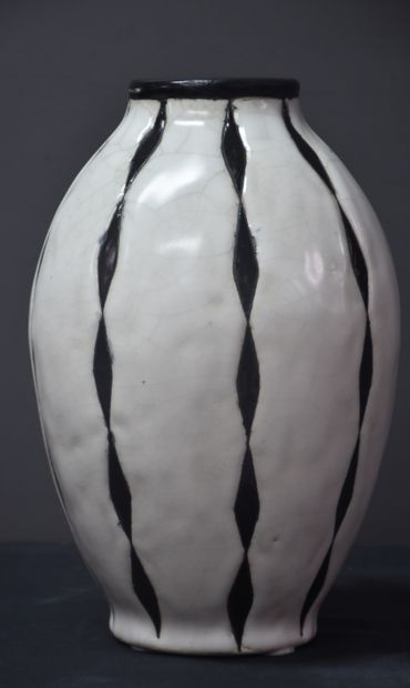 null Vase Boch Kéramis en grès à décor de bandes noires sur fond blanc craquelé....