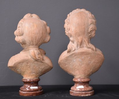 null 
一对18世纪风格的儿童半身陶俑，署名G.GIR，日期为1775年在巴黎。大理石基座。

可能是十九世纪初的法国作品

高度：35厘米和32厘米。

...