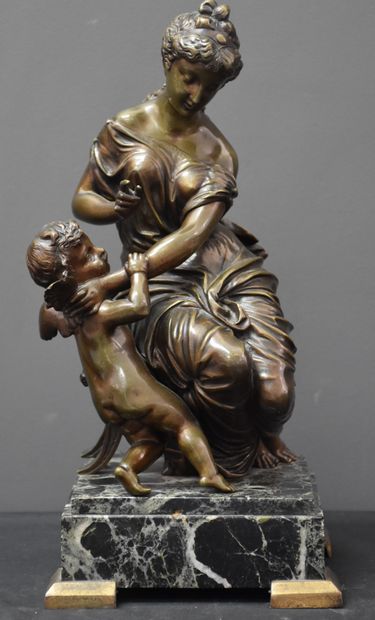 null Romantic bronze around 1860. The lady in antique style and the cherub, beautiful...