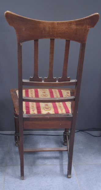Gustave Serrurier-Bovy (1858-1910) 古斯塔夫-塞鲁里耶-博维（1858-1910）。一套三张的橡木椅子。