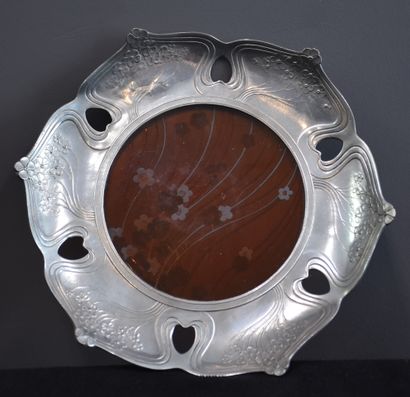 null Val Saint Lambert新艺术风格的水晶盘和镀银锡制Orivit支架。直径：24.5厘米和13.5厘米。