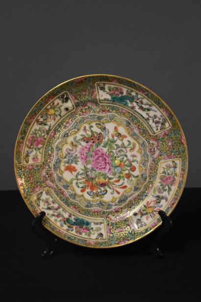 null A pair and an individual plate in Chinese porcelain (Canton). A chip and a restoration...