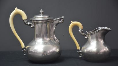 null 咖啡壶Marabout和牛奶壶为纯银材质，带象牙手柄。1831至1869年间的比利时印记。颠簸和手柄被拧紧。重量 : 990克。
