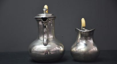 null 咖啡壶Marabout和牛奶壶为纯银材质，带象牙手柄。1831至1869年间的比利时印记。颠簸和手柄被拧紧。重量 : 990克。