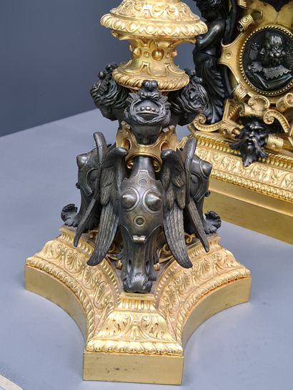 null Imposante garniture de cheminée historiciste en bronze doré et patiné vers 1840....