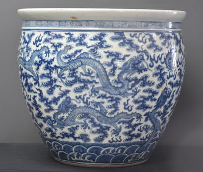null Important aquarium en porcelaine de Chine à décor de dragons pourchassant la...