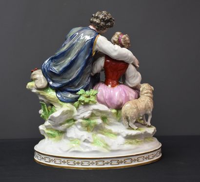 null Romantic group in porcelain of Capodimonte. Height : 32 cm.