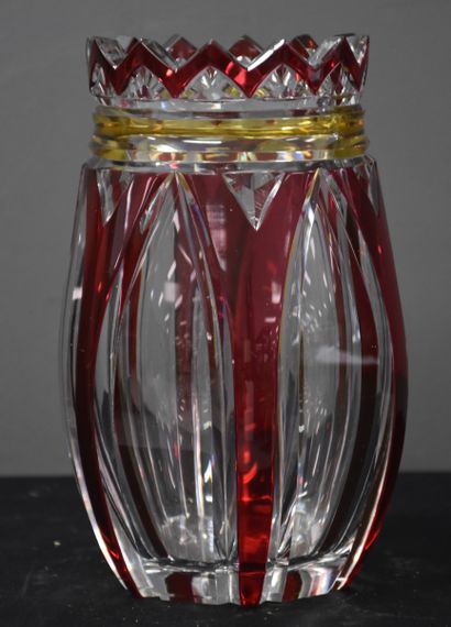 null Vase art déco en cristal taillé du Val-Saint-Lambert rouge agrémenté d'une bande...