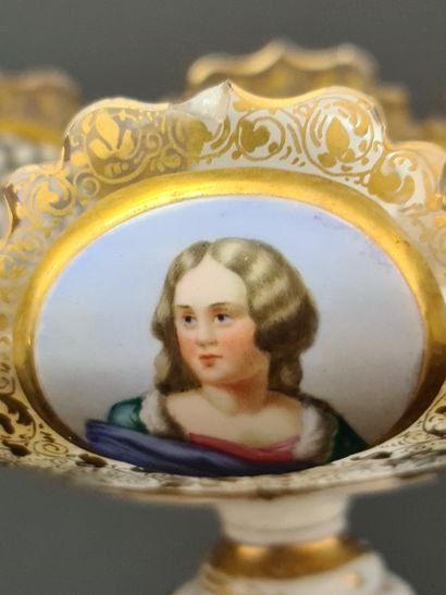null Coupe en cristal de Bohême émaillée d'or et décorée en réserves de portraits...