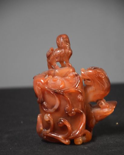 null Carved jade bottle. China end of XIX th century. Height : 12 cm