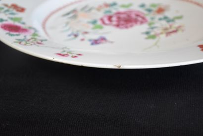 null Important plat Rond en porcelaine de la Compagnie des Indes . Famille Rose XVIIIème...