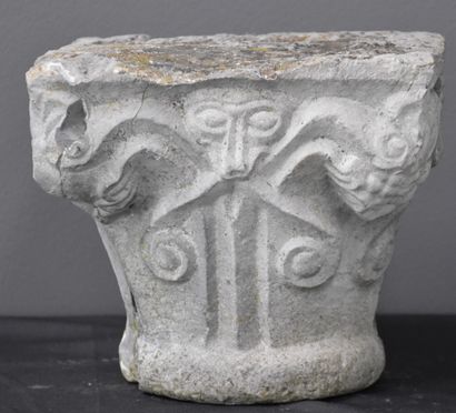null Gothic period capital in carved stone decorated with archaic animal masks. Height...
