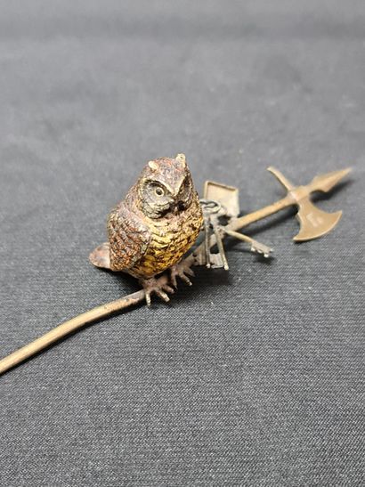null Polychrome bronze from Vienna, owl on a halberd. Height : 3,5 cm Width : 11...