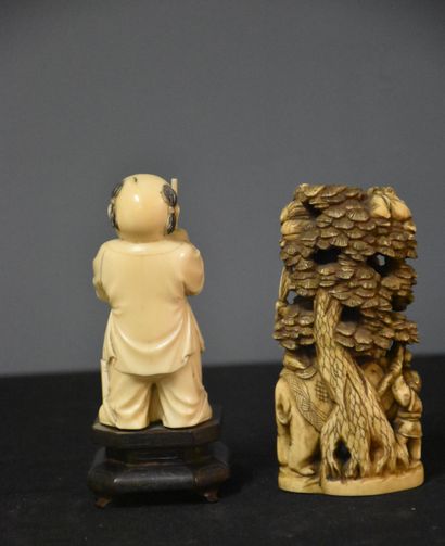 null Lot de deux sculptures en ivoire chinois et japonais vers 1900 Ht : 12 et 13...
