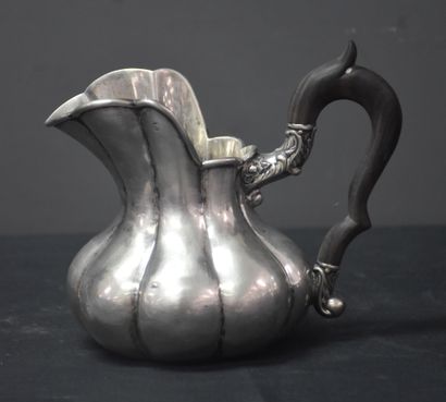 null 银色牛奶壶。木制手柄。1831年至1868年的比利时印记。重量：约200克。