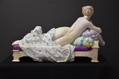 null Importante sculpture en porcelaine d'Andenne : Elégante à demi-dénudée sur une...
