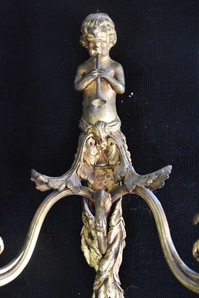 null Paire d'appliques en bronze vers 1900 décorées d'anges joueurs de flûtes. Ht...