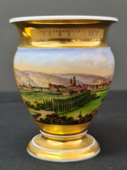 null 一套两个帝国时期的布鲁塞尔瓷器杯。一件是以斯图加特市的景色为底色的装饰，有Fr(Faber?)的字样。手柄上有浮雕人物的面具。