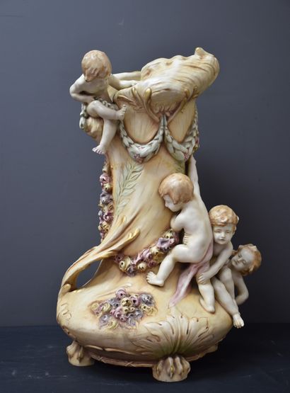 null Vase en porcelaine d'Amphora à décor d'angelots en ronde bosse. Légères restaurations...