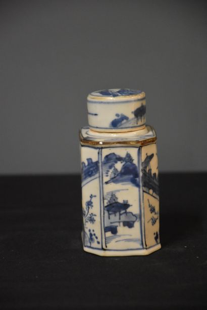 null Flacon en porcelaine de Chine à décor blanc/bleu. Ht : 11 cm.