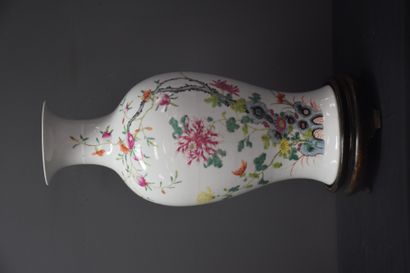 Vase en porcelaine de Chine à décor de pivoines...