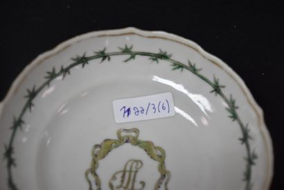 null 一套6个瓷杯和碟子，推测是来自印度公司。事故。罕见的装饰品，有字母图案的花环。