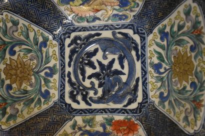 null Chinese porcelain dish decorated with dragon, dog and lotus. Size : 36 x 36...