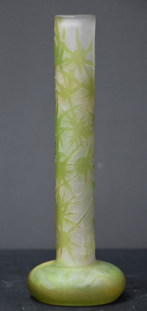 null Vase Gallé à décor végétal multicouches et dégagé à l'acide. Ht : 20,5 cm.