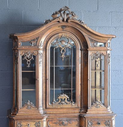 null Double carved oak display cabinet from Liège. Period XIX th century. Height...