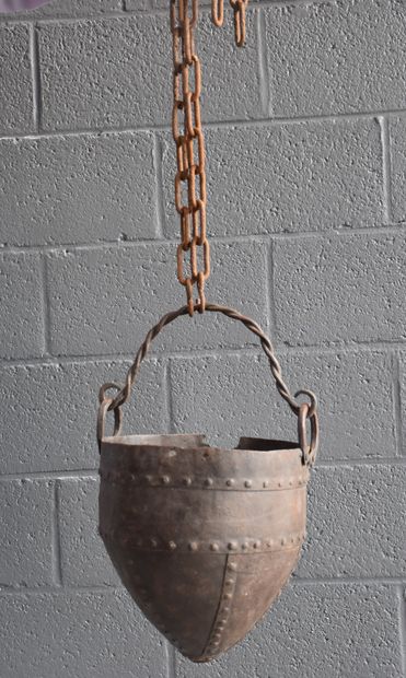 null 铆钉铁锅，可能是中世纪时期的产物。失踪。链条连接。