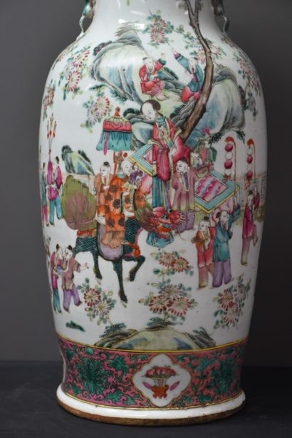 null Vase en porcelaine de Chine XIX ème décoré de scènes folkloriques animées de...