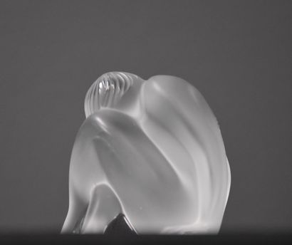 null 法国莱俪公司。2007年前后的当代作品。翘着二郎腿的女人。白水晶。伴随着它的盒子。高度：7厘米。