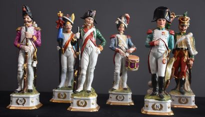 null Collection de soldats en porcelaine représentant Napoléon et ses officiers....