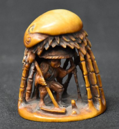 null Netsuke in Ivory. Character under a hut. Signed. Japan end of XIXth century....