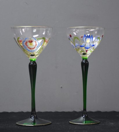 null "Theresiental". Lot de 2 verres art nouveau à décor floral peint émaillé. Ht...