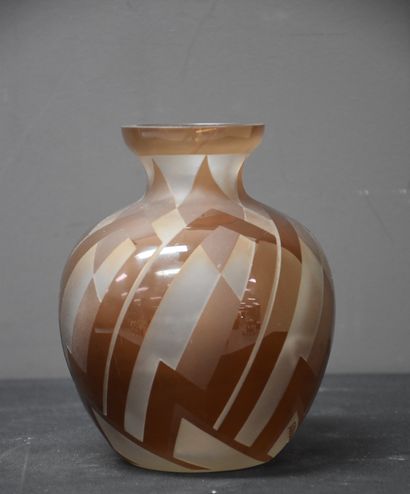 Paul Bernard Gobena (XIX-XX) Paul Bernard Gobena (XIX-XX) Art deco vase of the glass...