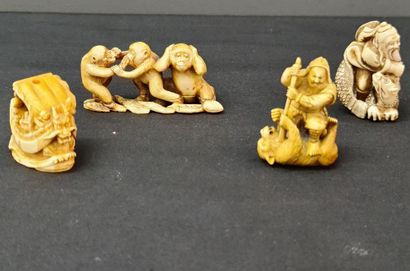 null Set of four Japanese ivory netsuke circa 1900. The model with the three monkeys...