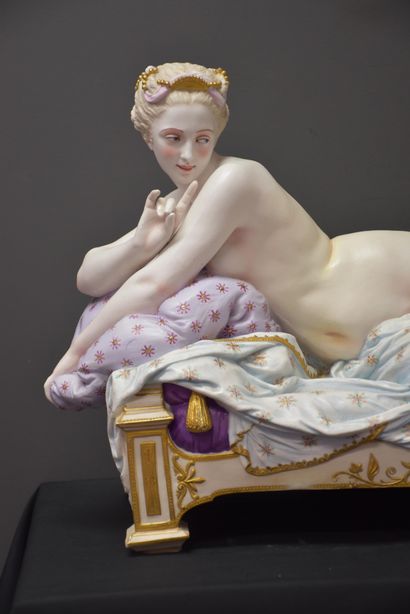 null Importante sculpture en porcelaine d'Andenne : Elégante à demi-dénudée sur une...