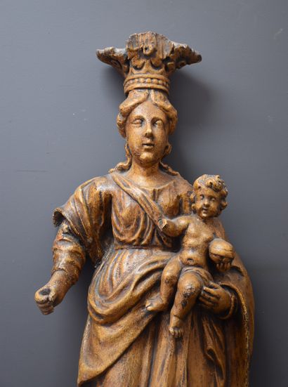 null Vierge à l'enfant en bois sculpté. Époque XVII ème siècle. Arrière non travaillé,...