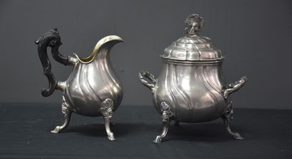 null 路易十五风格的纯银有盖糖碗和牛奶壶。重量：约900克。